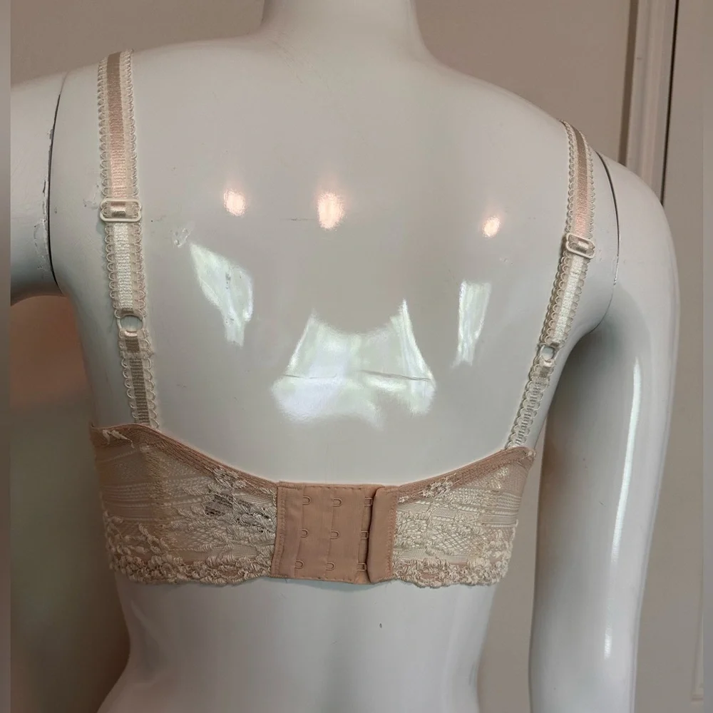 Wacoal Cream Lace Underwire Bra with Scalloped Edges - Picture 5 of 10